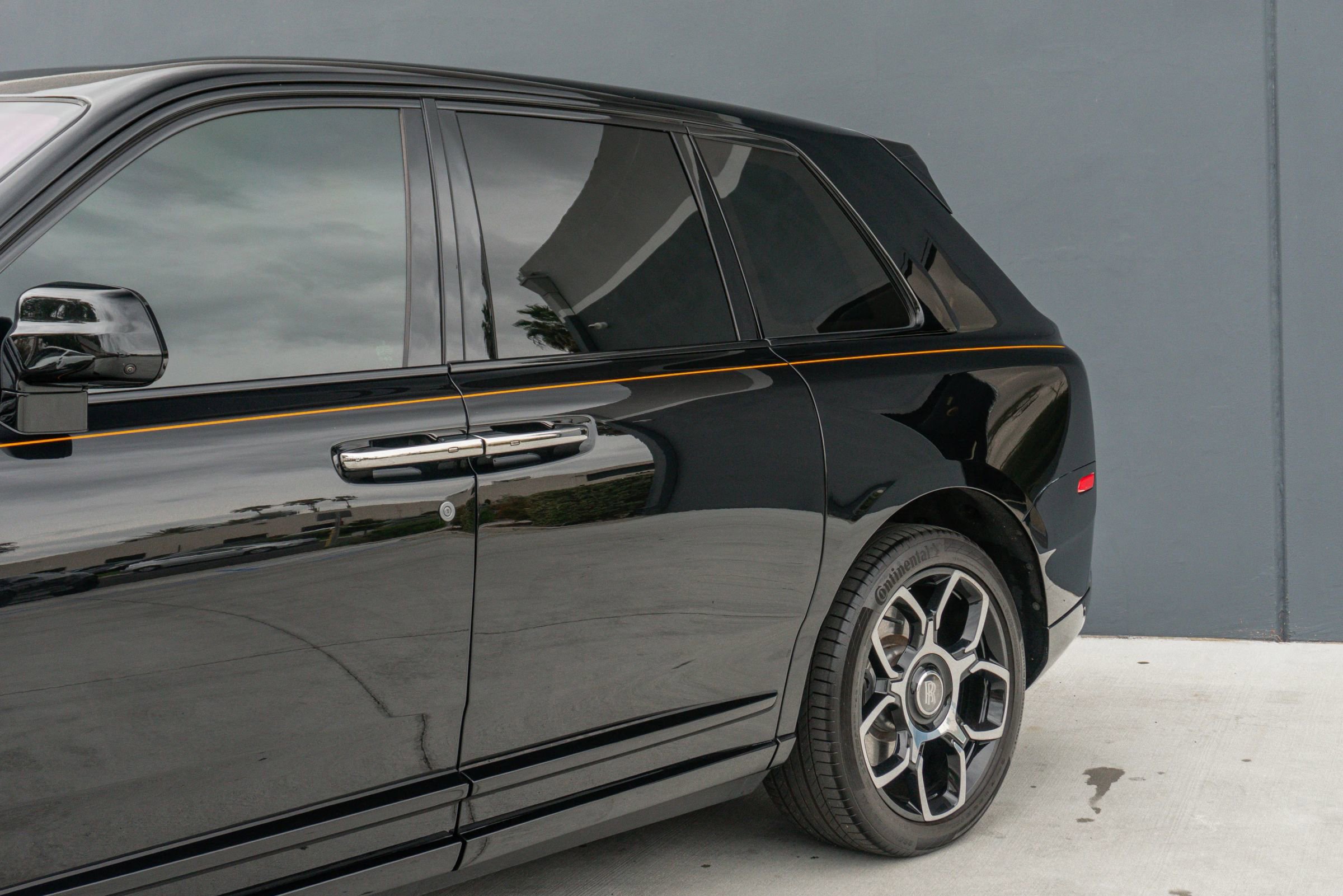 Used 2023 Rolls-Royce Cullinan Black Badge w/ Leather Finishing Pack image 27