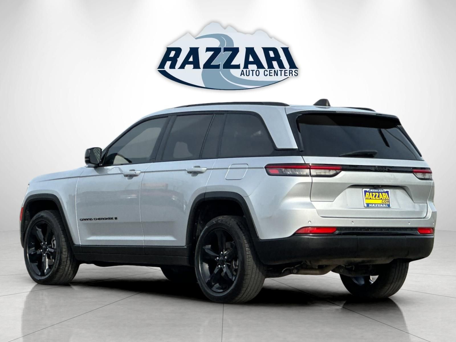 Used 2023 Jeep Grand Cherokee Altitude image 5