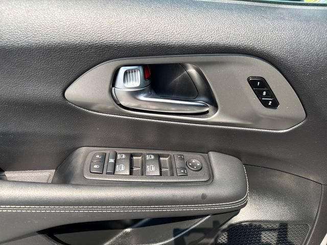 Used 2025 Chrysler Pacifica Select FWD image 11