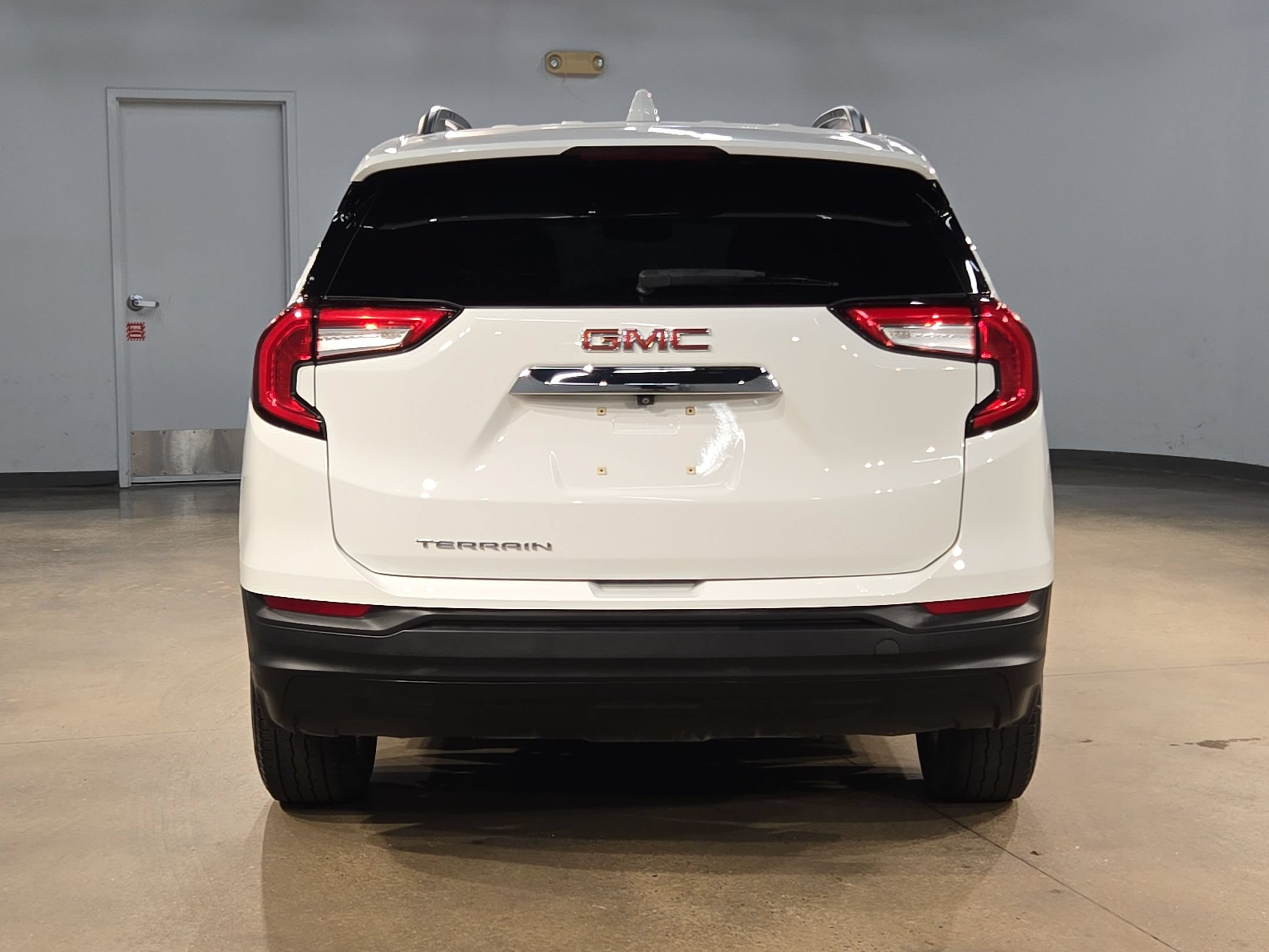 Used 2022 GMC Terrain SLE w/ Driver Convenience Package FWD image 6