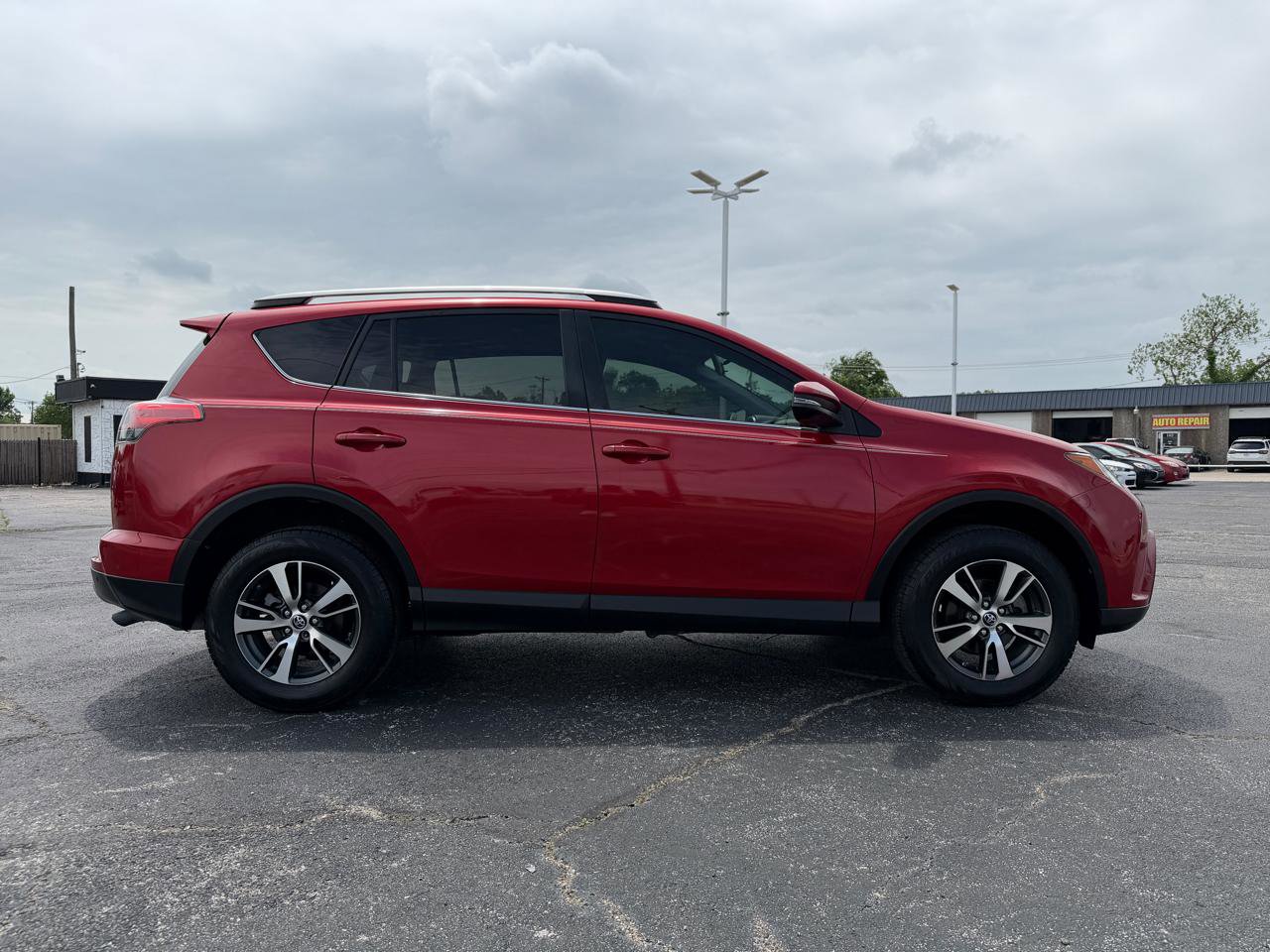 Used 2017 Toyota RAV4 XLE FWD image 4