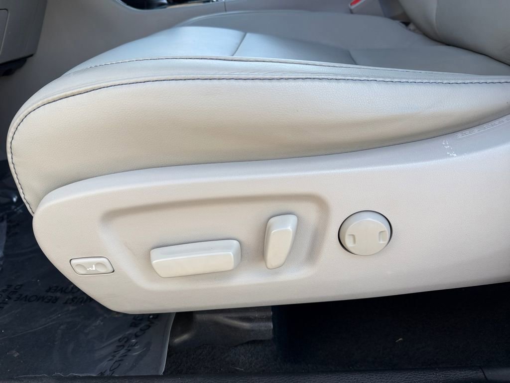 Used 2017 Toyota Highlander XLE w/ Carpet Mat Package image 16