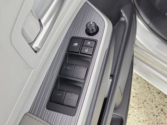 Used 2025 Toyota Sienna XLE w/ XLE Plus Package image 23