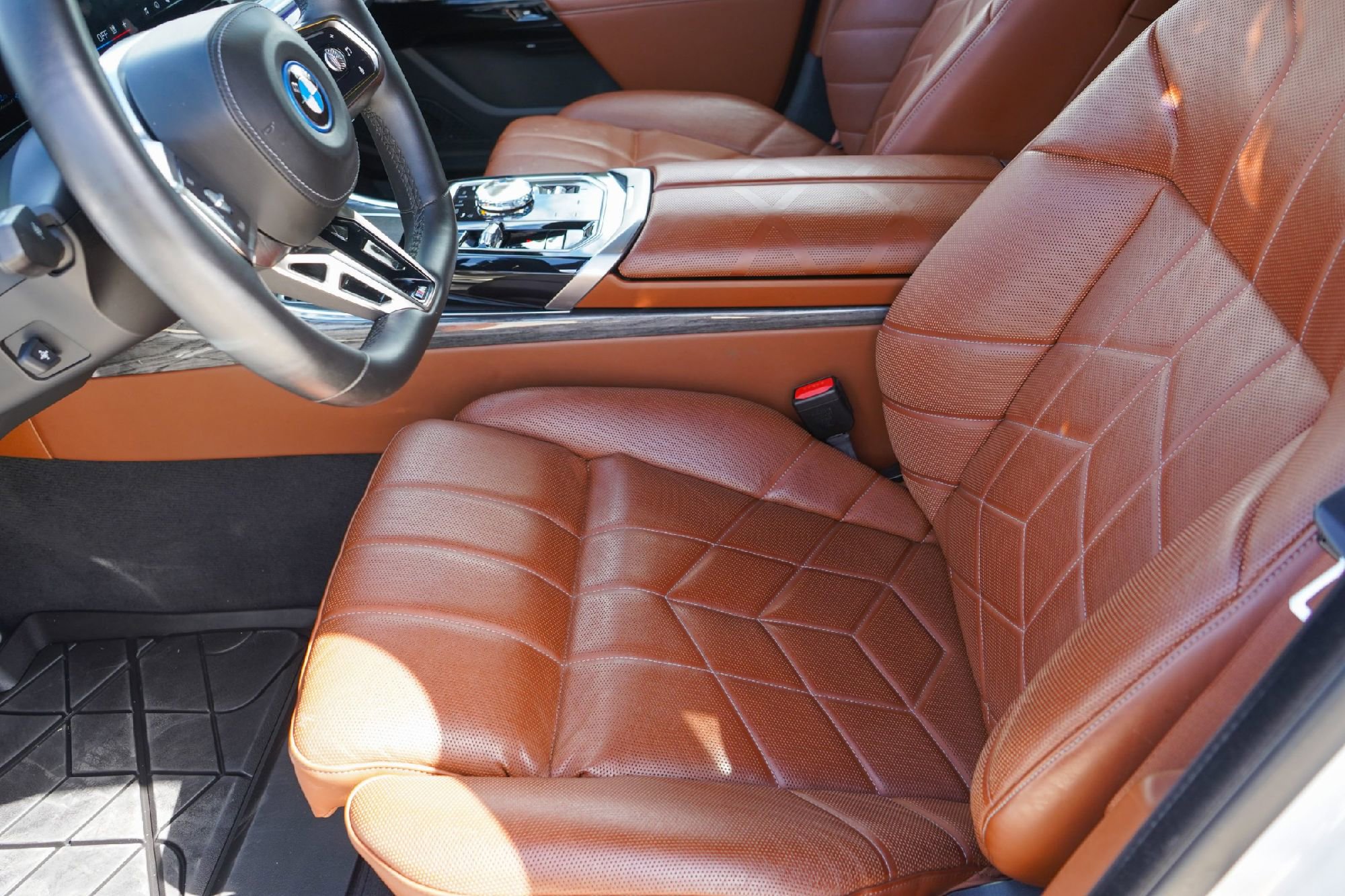 Used 2024 BMW 750e xDrive w/ Executive Package image 9