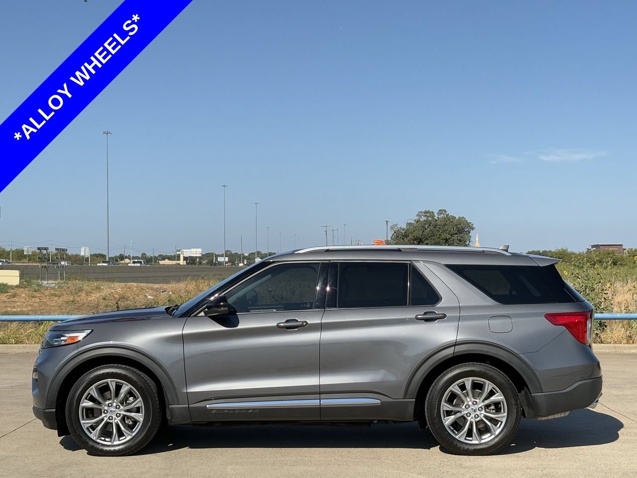 Certified 2022 Ford Explorer Limited w/ Equipment Group 301A RWD image 3