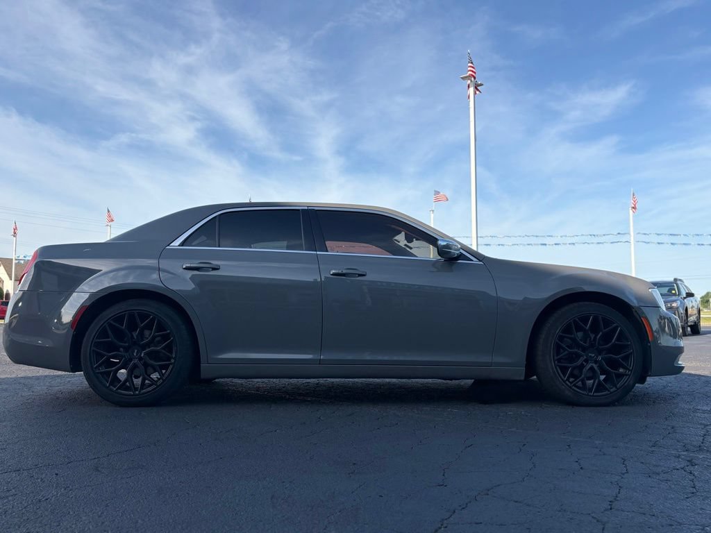 Used 2019 Chrysler 300 Touring w/ Chrome Appearance Package RWD image 3