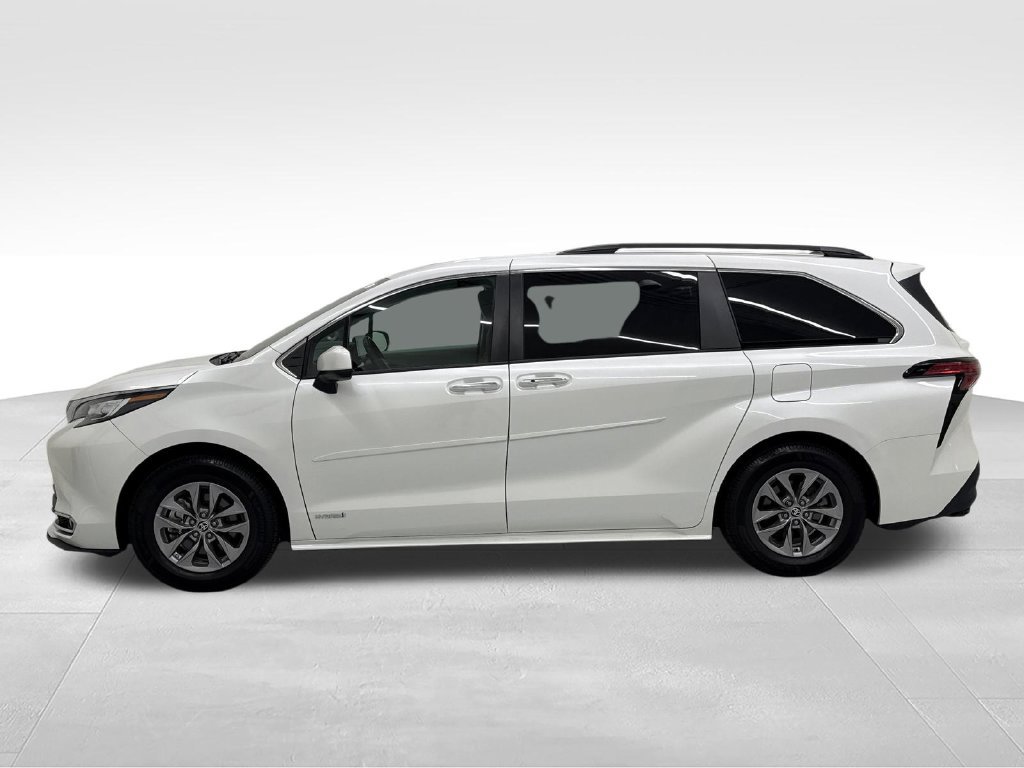 Used 2021 Toyota Sienna XLE w/ XLE Plus Package FWD image 3