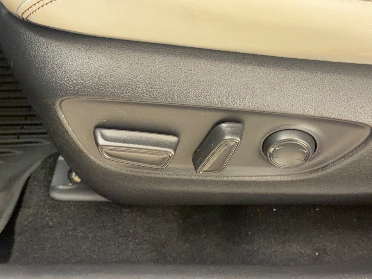 Used 2019 Toyota RAV4 XLE Premium FWD image 16