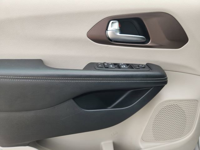 Used 2024 Chrysler Pacifica Touring-L image 22