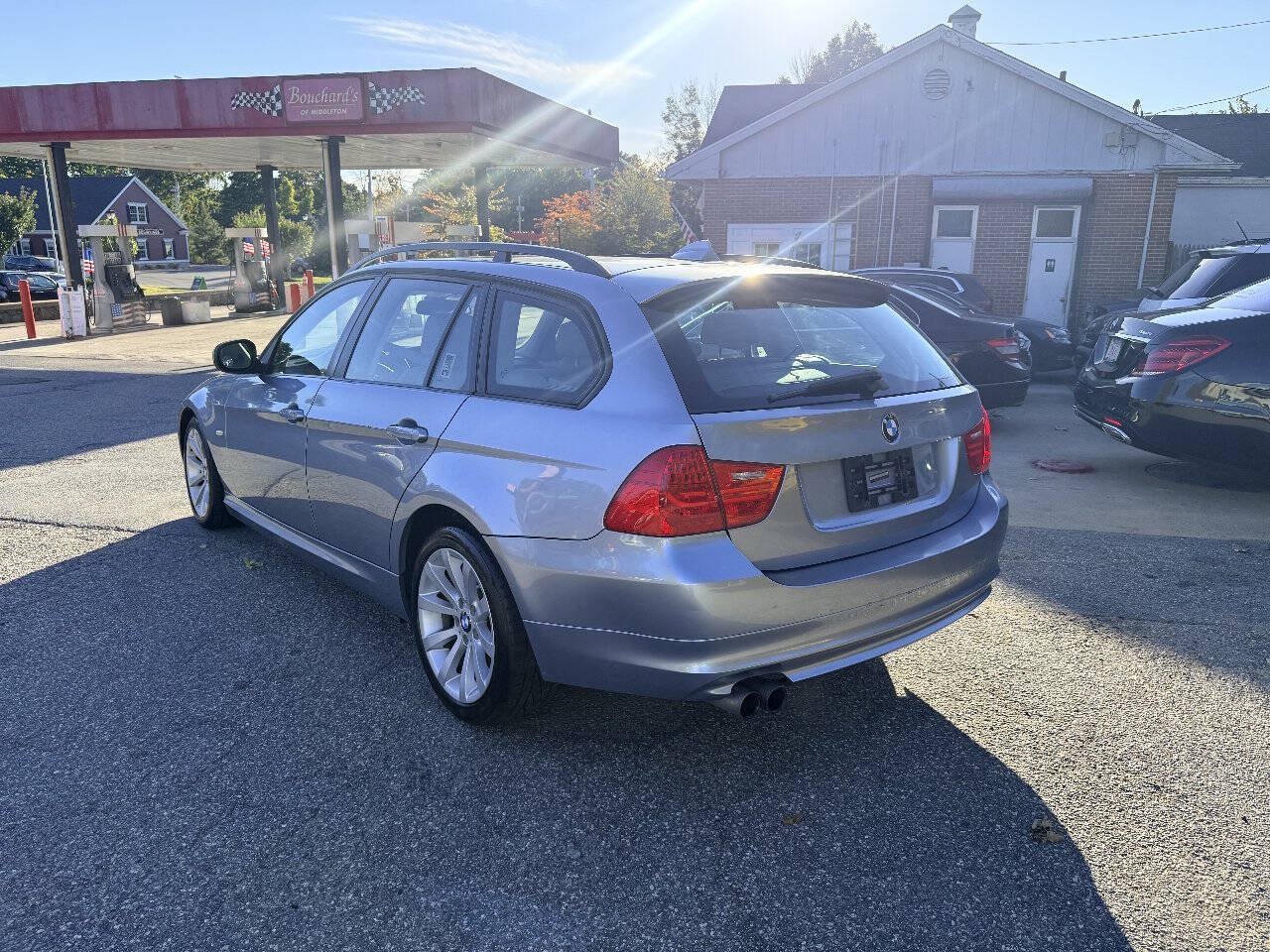 Used 2009 BMW 328i xDrive Wagon AWD/4WD image 4