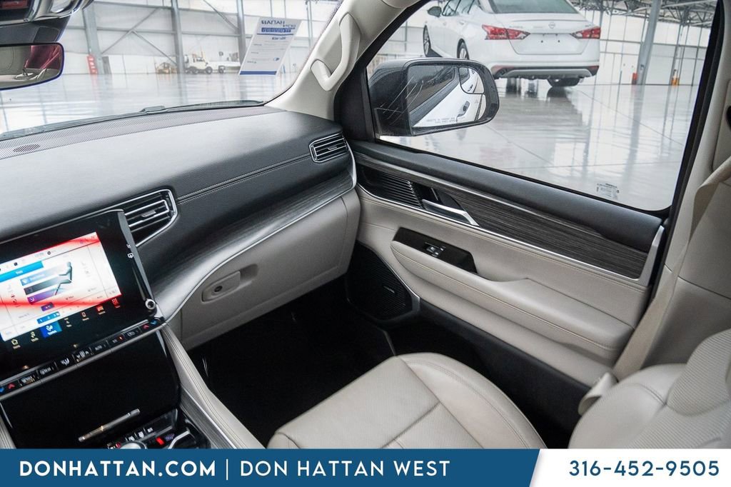Used 2023 Jeep Wagoneer Series III w/ Preferred Equipment Group AWD/4WD image 15