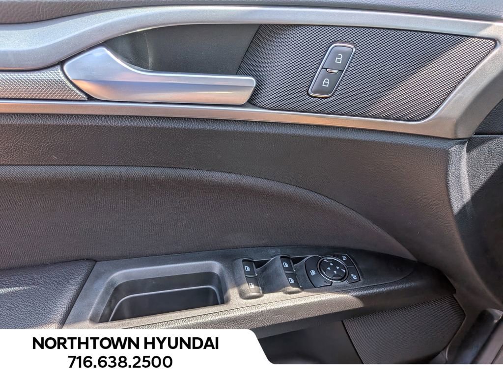 Used 2020 Ford Fusion SE FWD image 30