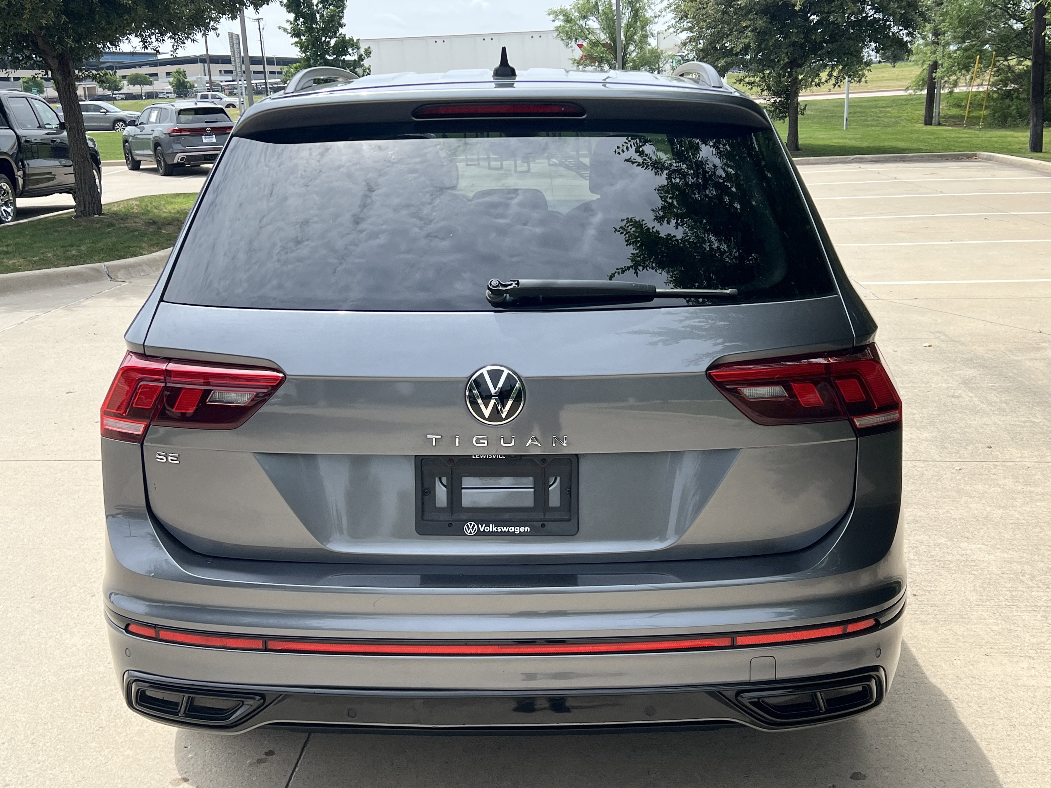 Used 2022 Volkswagen Tiguan SE R-Line FWD image 9