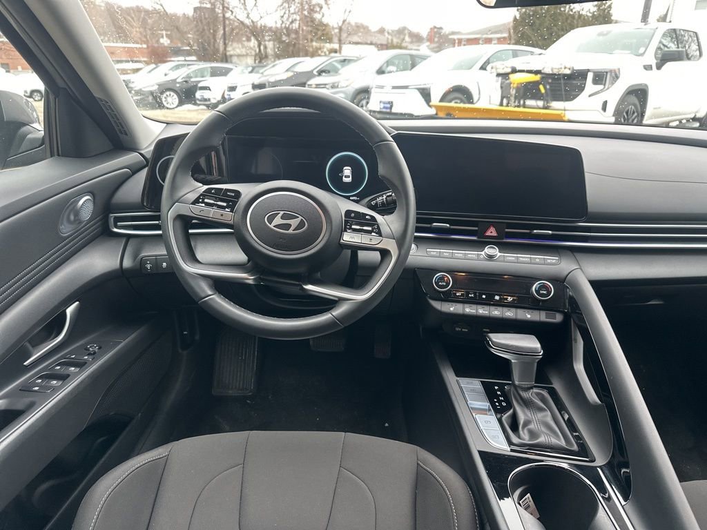 Certified 2025 Hyundai Elantra SEL FWD image 10