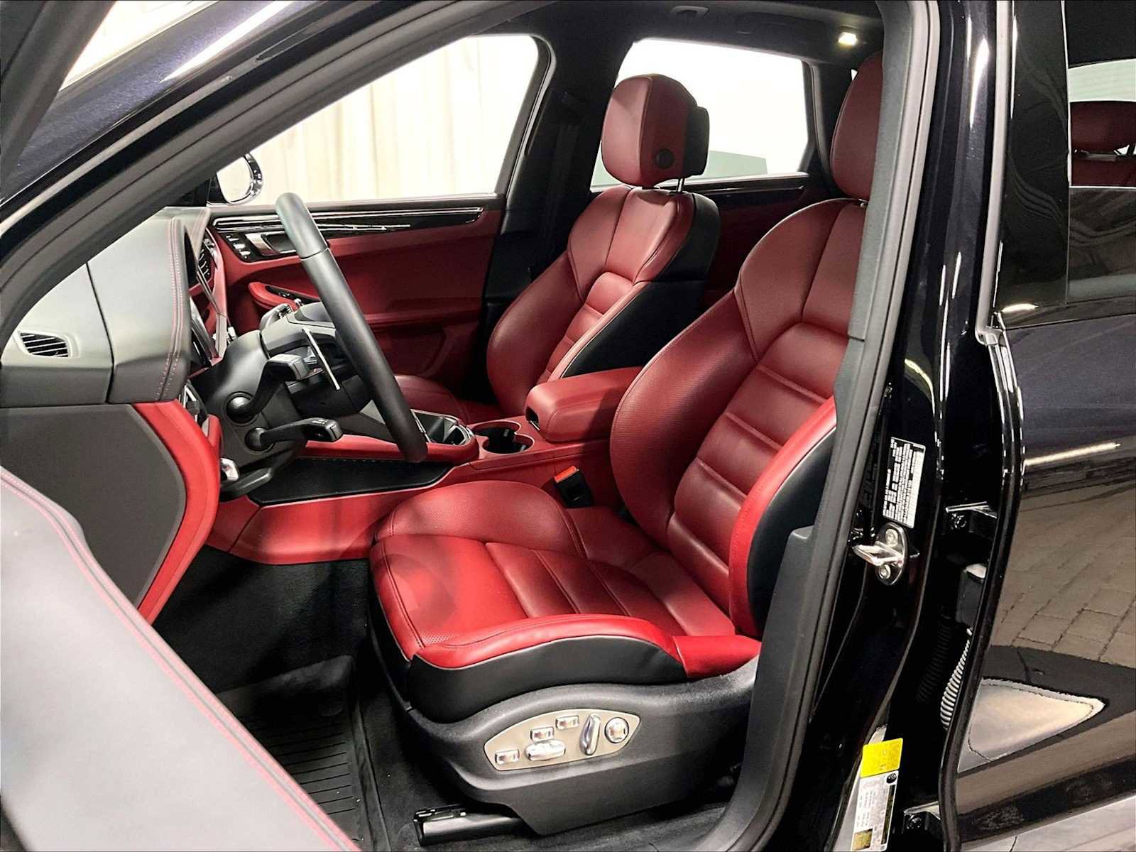 Used 2025 Porsche Macan image 7