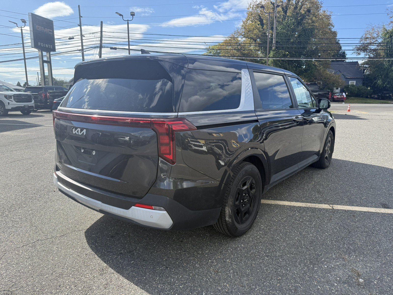 Used 2025 Kia Carnival FWD image 3