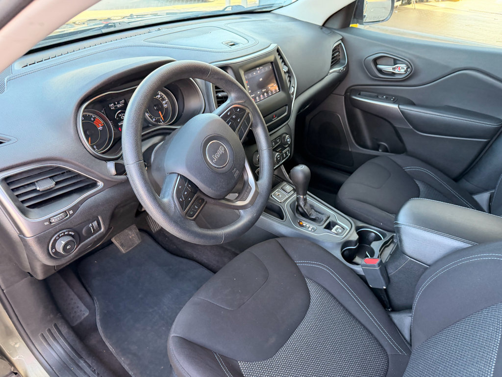 Used 2019 Jeep Cherokee Latitude w/ Popular Appearance Group image 11