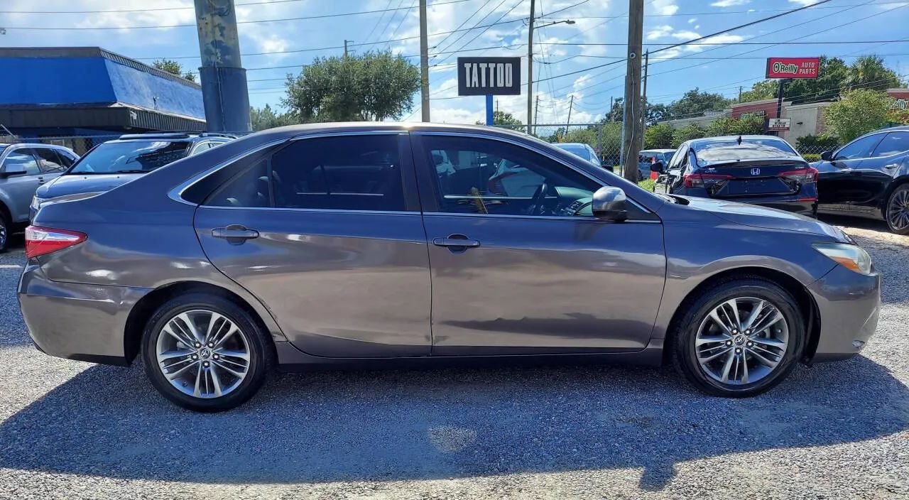 Used 2016 Toyota Camry SE image 4