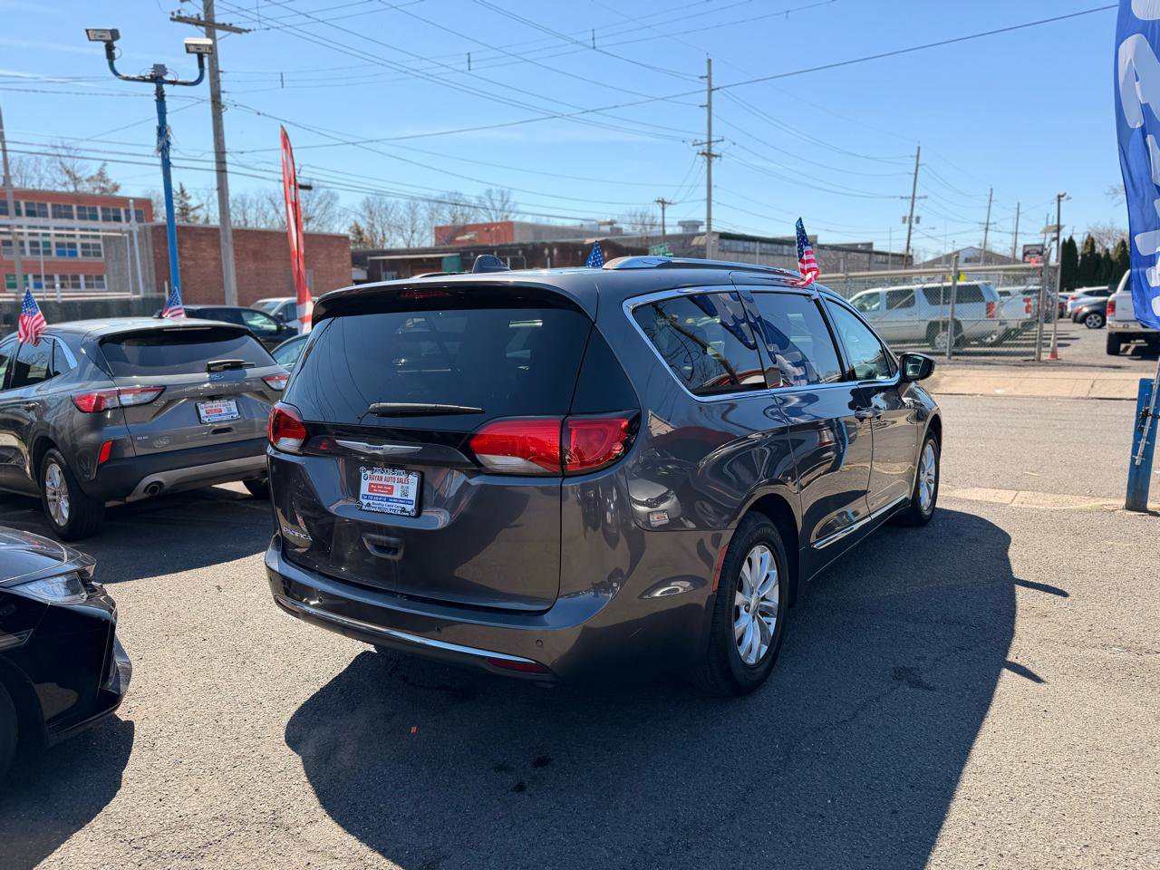 Used 2019 Chrysler Pacifica Touring-L image 4