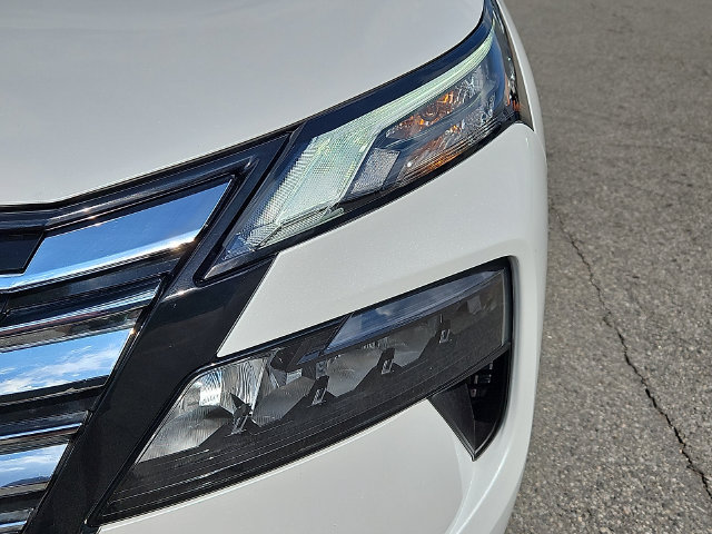 Used 2025 Nissan Rogue SV AWD/4WD image 9