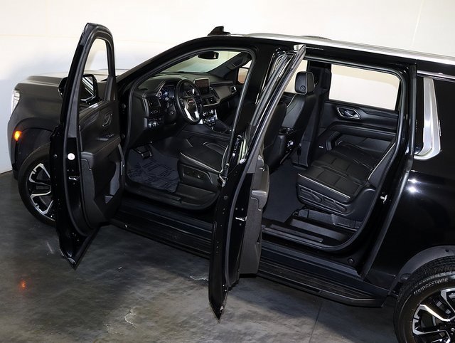 Used 2023 GMC Yukon XL SLT w/ SLT Premium Package image 5
