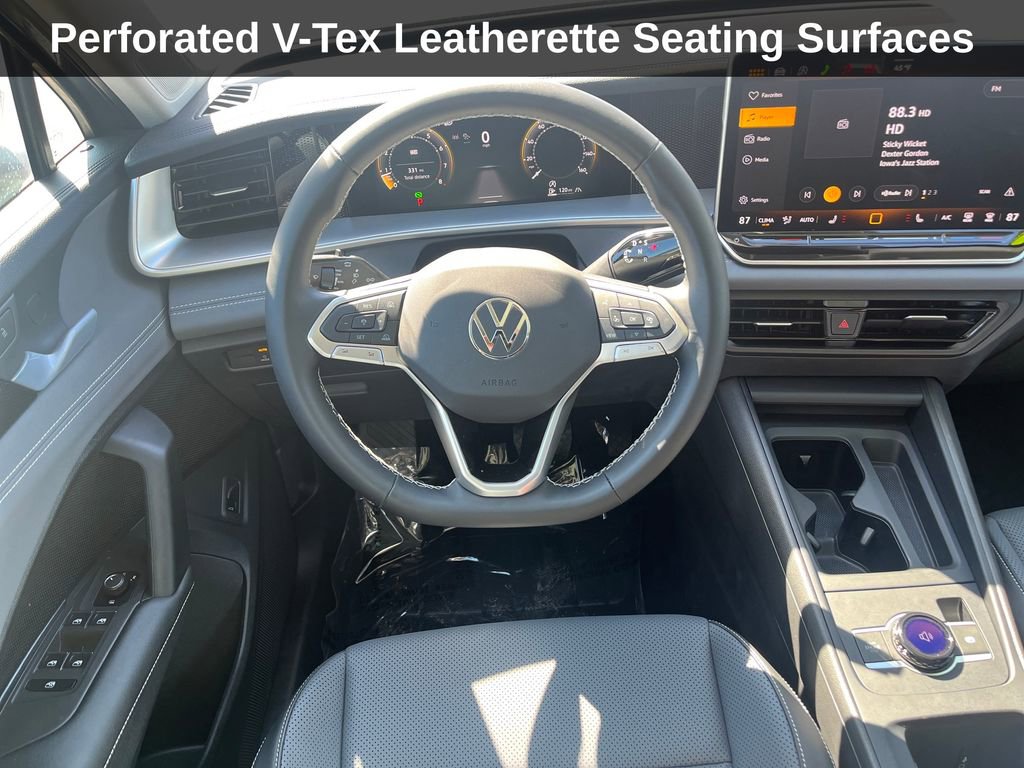 Used 2025 Volkswagen Tiguan SE w/ Panoramic Sunroof Package image 19