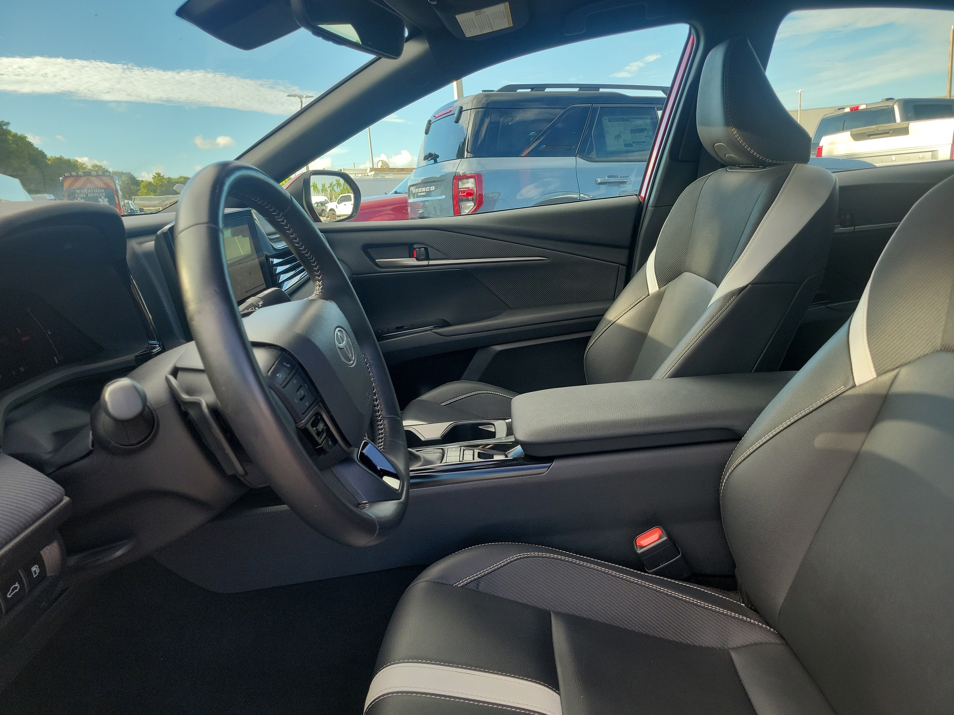 Used 2025 Toyota Camry SE w/ Convenience Package FWD image 11