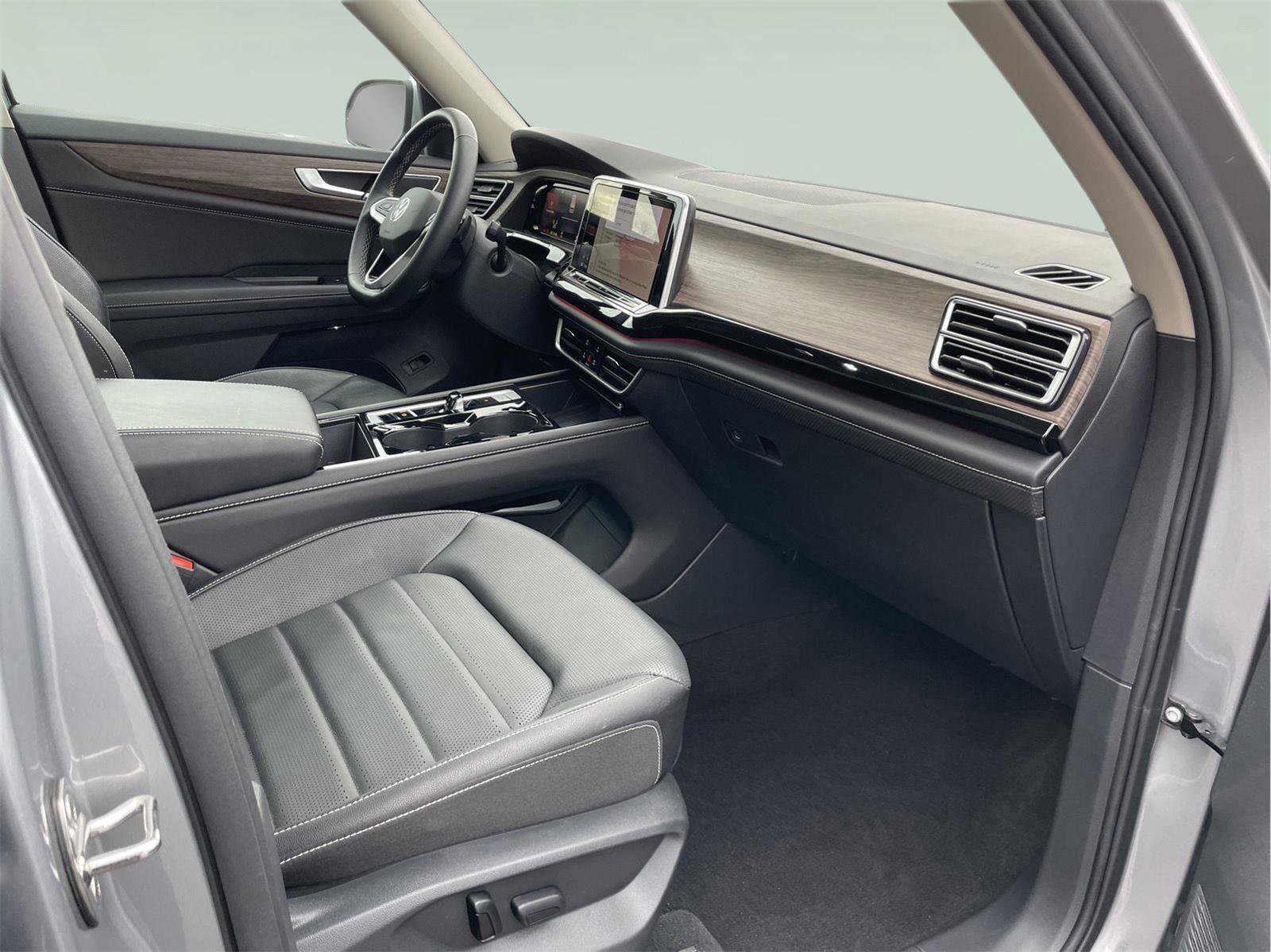 Used 2025 Volkswagen Atlas SEL image 22