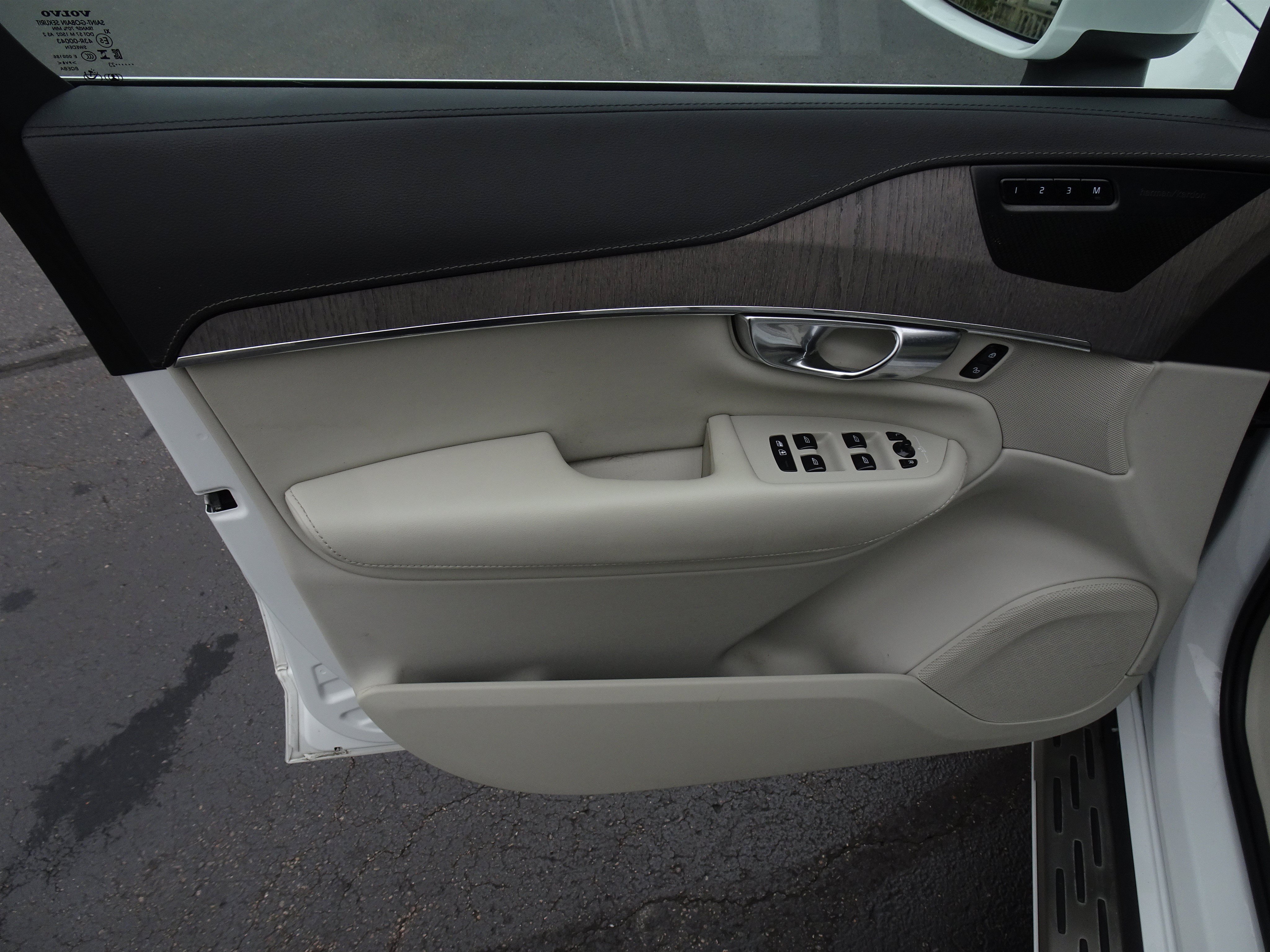 Used 2023 Volvo XC90 T8 Ultimate w/ Lounge Package AWD/4WD image 14