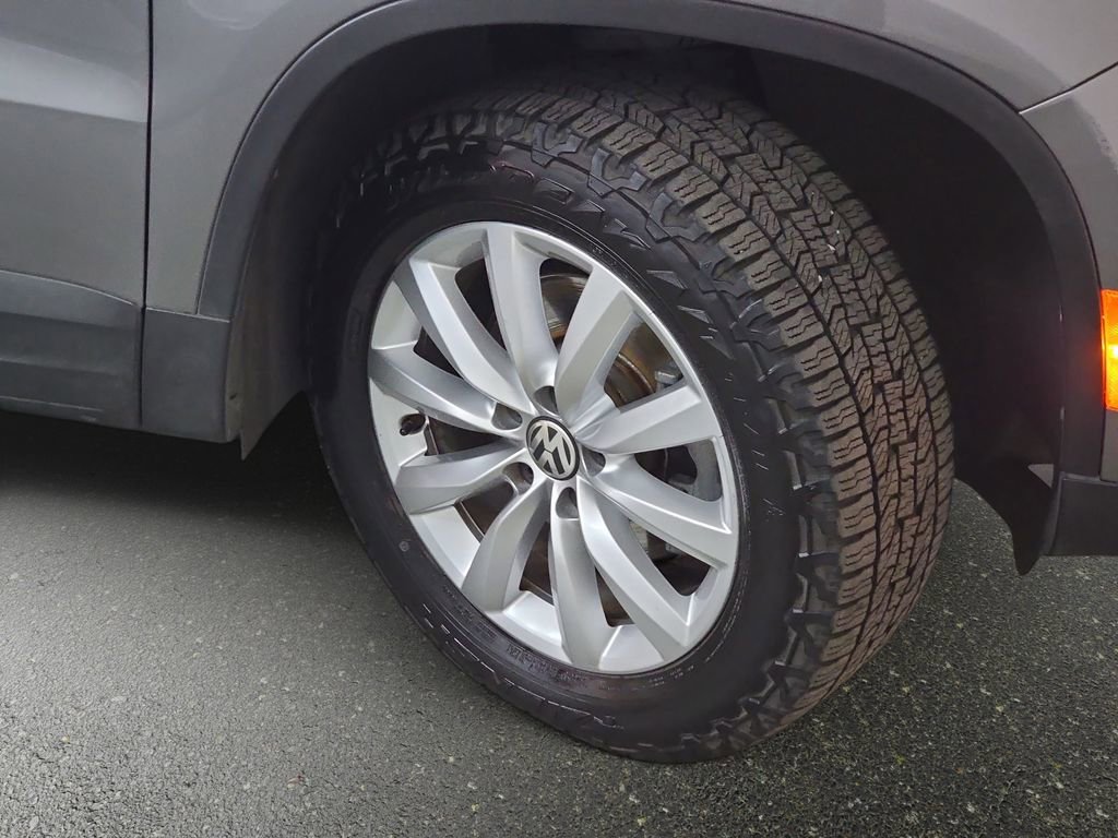 Used 2011 Volkswagen Tiguan SE image 30