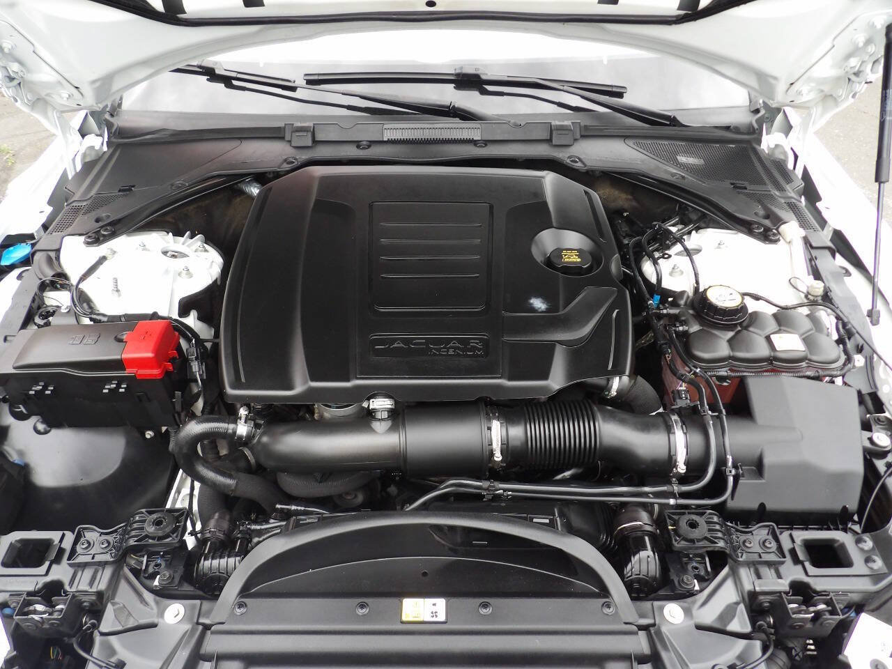Used 2018 Jaguar XE RWD image 13