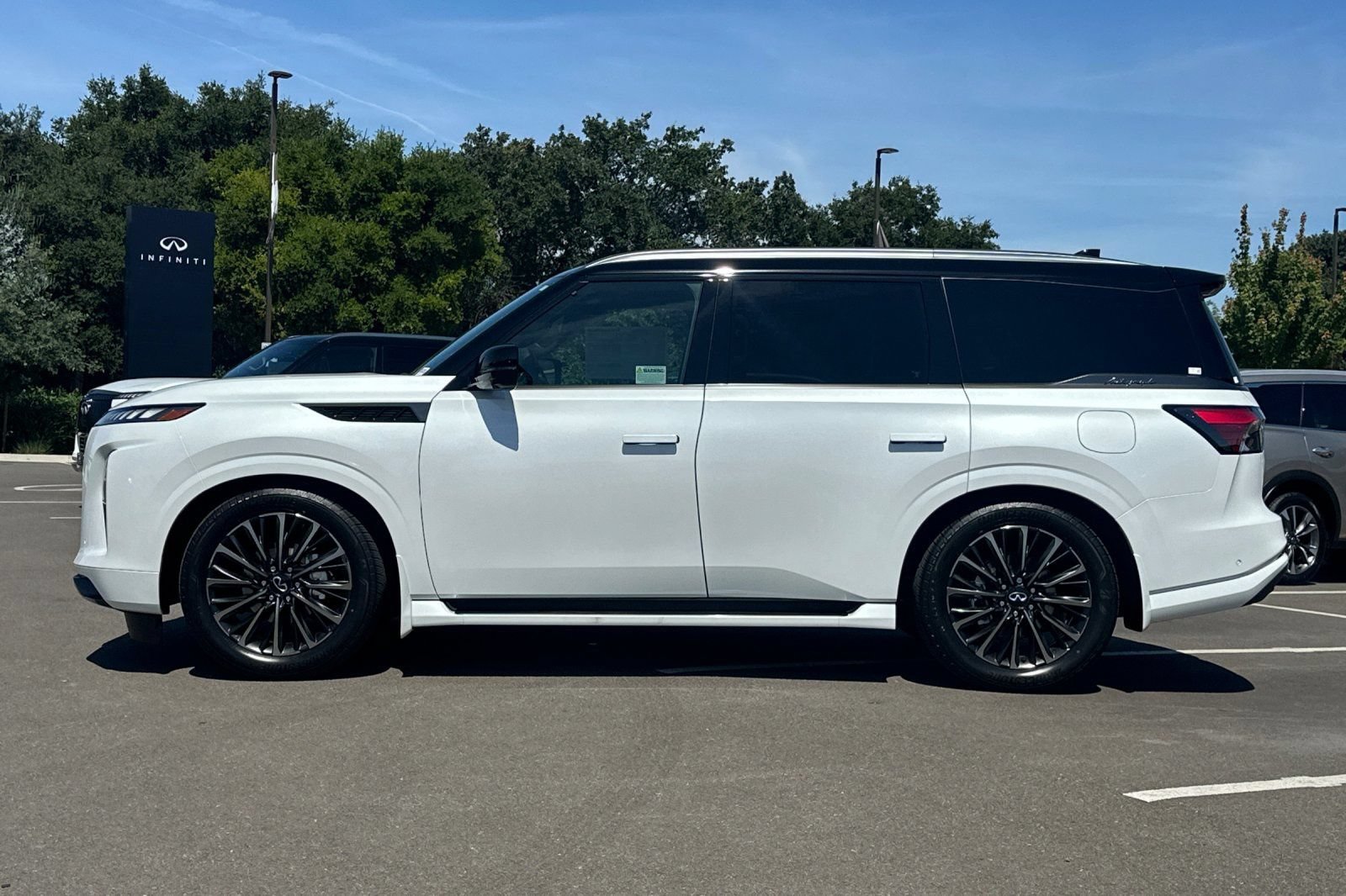New 2026 INFINITI QX80 Autograph w/ Premium Cargo Package AWD/4WD image 2
