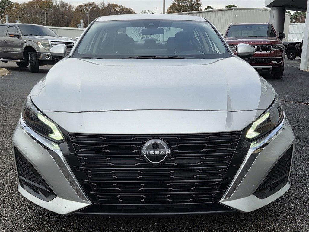 Used 2024 Nissan Altima 2.5 SV w/ SV Premium Package image 2