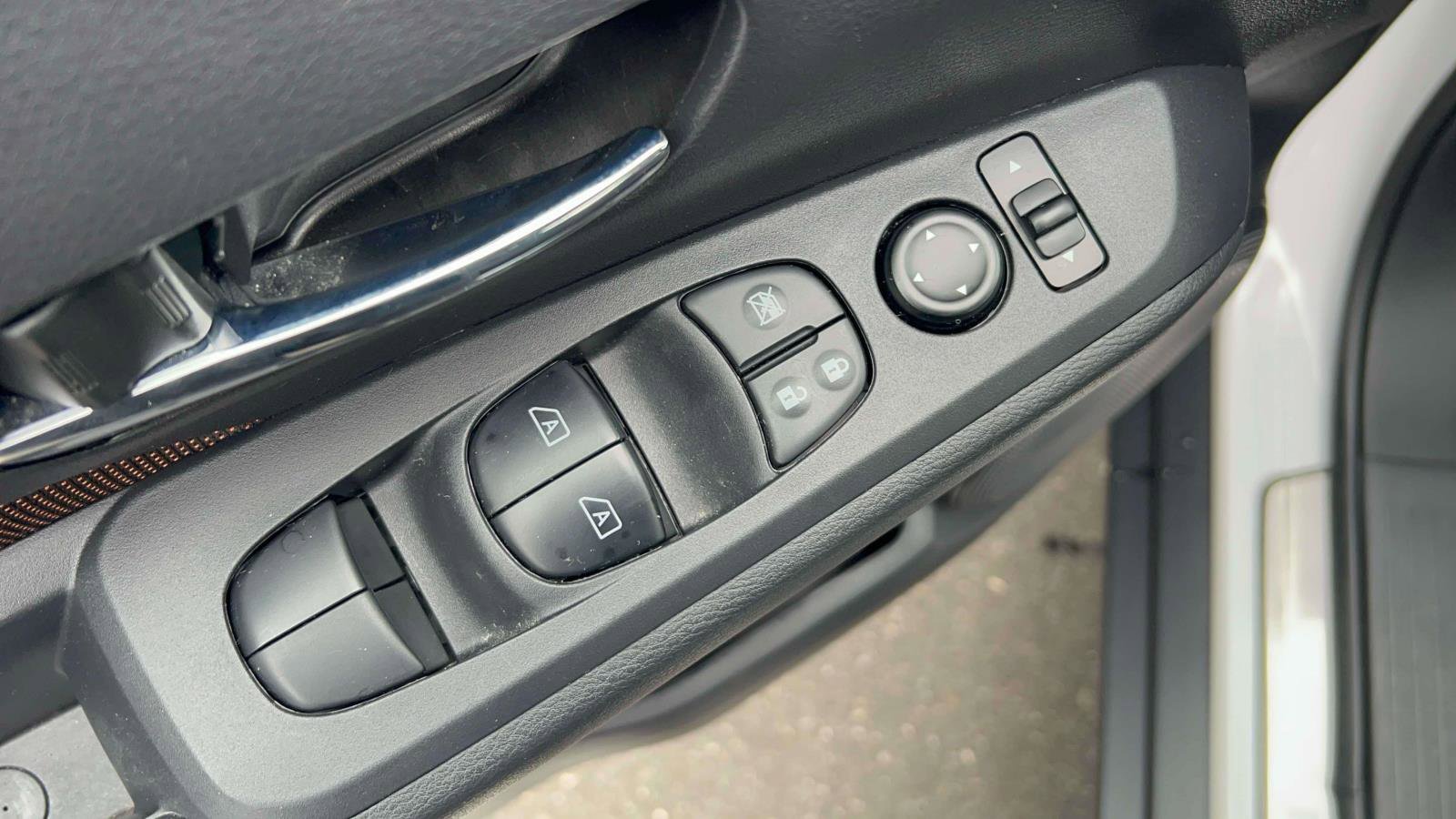 Used 2023 Nissan Kicks SR w/ Exterior Package FWD image 21