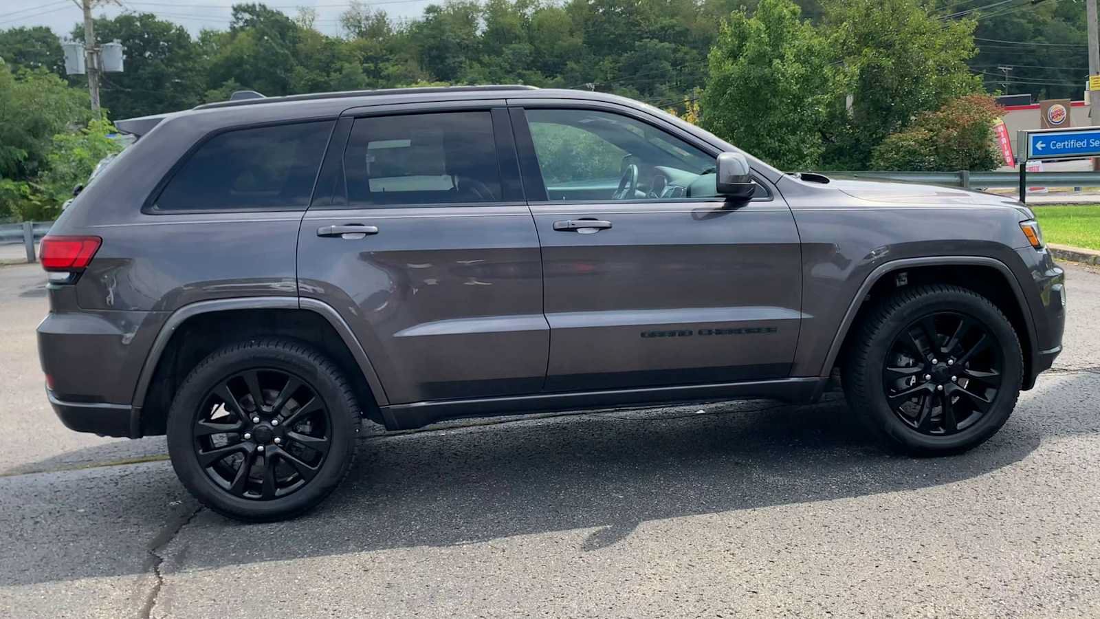 Used 2019 Jeep Grand Cherokee Altitude AWD/4WD image 9
