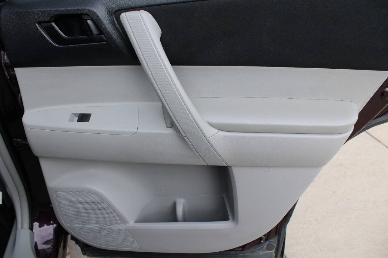 Used 2013 Toyota Highlander 4WD w/ Cold Weather Pkg image 5