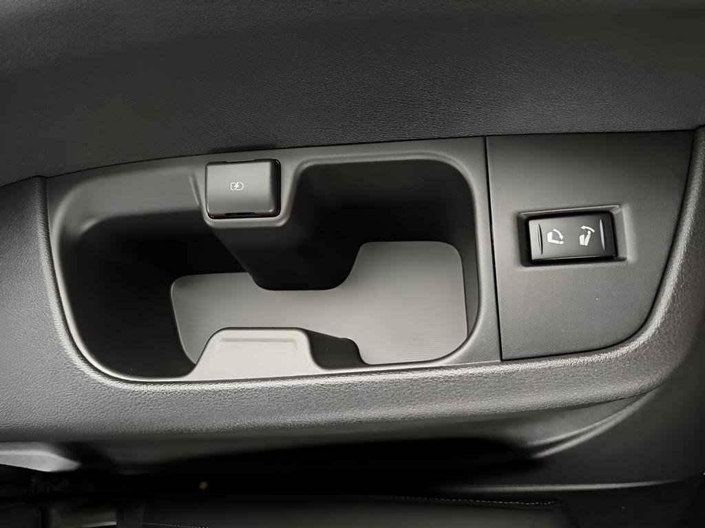 New 2026 Nissan Armada SL w/ Captain's Chari Seat Package image 17