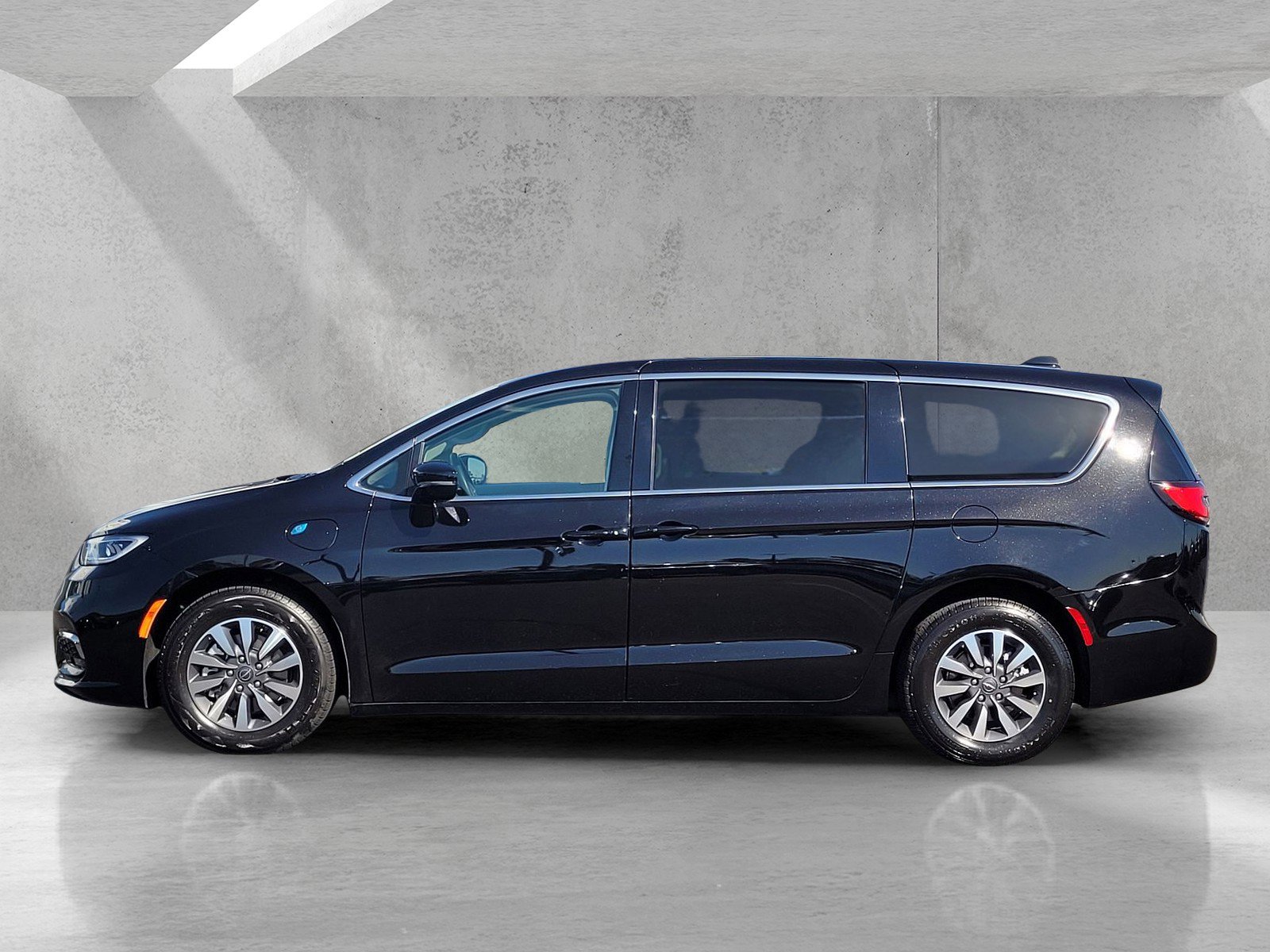 Used 2024 Chrysler Pacifica Limited FWD image 7