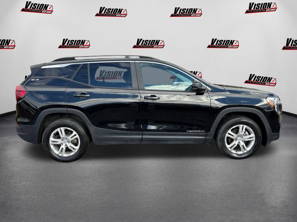 Used 2022 GMC Terrain SLE w/ Driver Convenience Package image 4