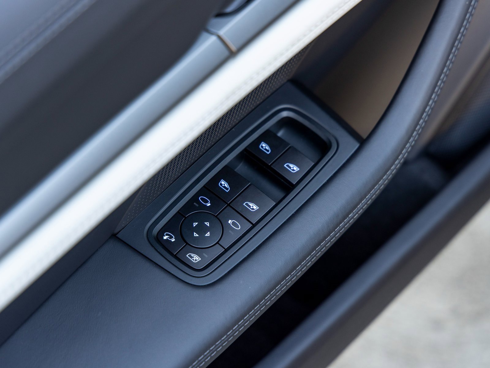 New 2025 Porsche Taycan image 23