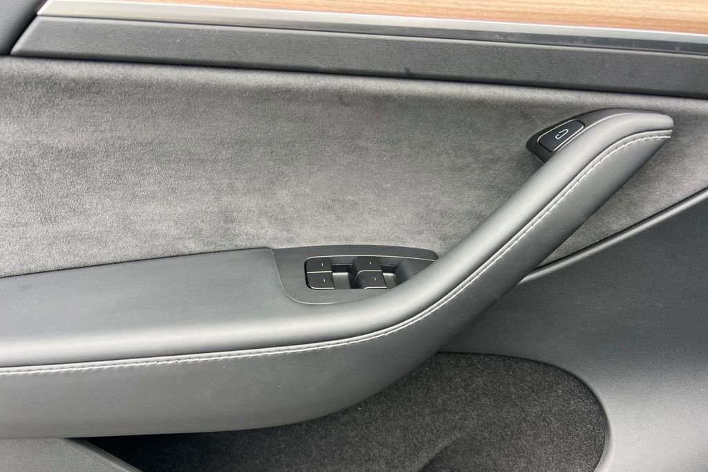 Used 2025 Tesla Model Y Long Range image 10