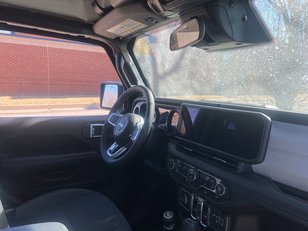Used 2025 Jeep Wrangler Unlimited Sahara image 13