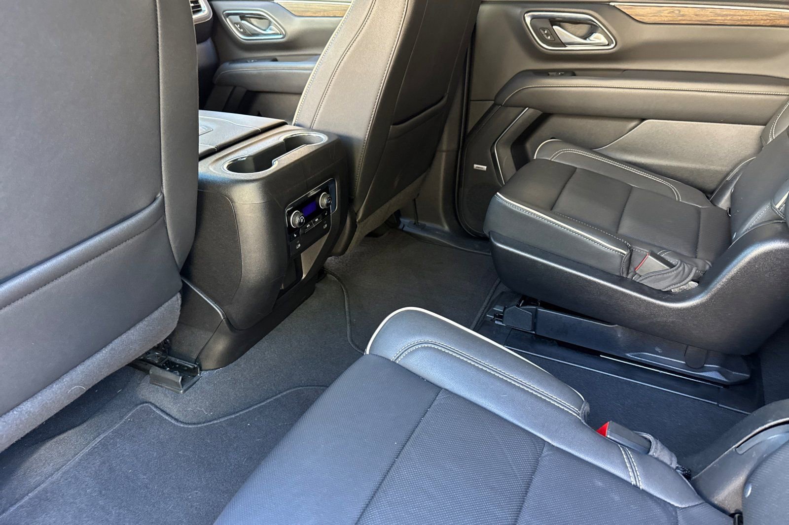 Used 2024 Chevrolet Suburban Premier image 15