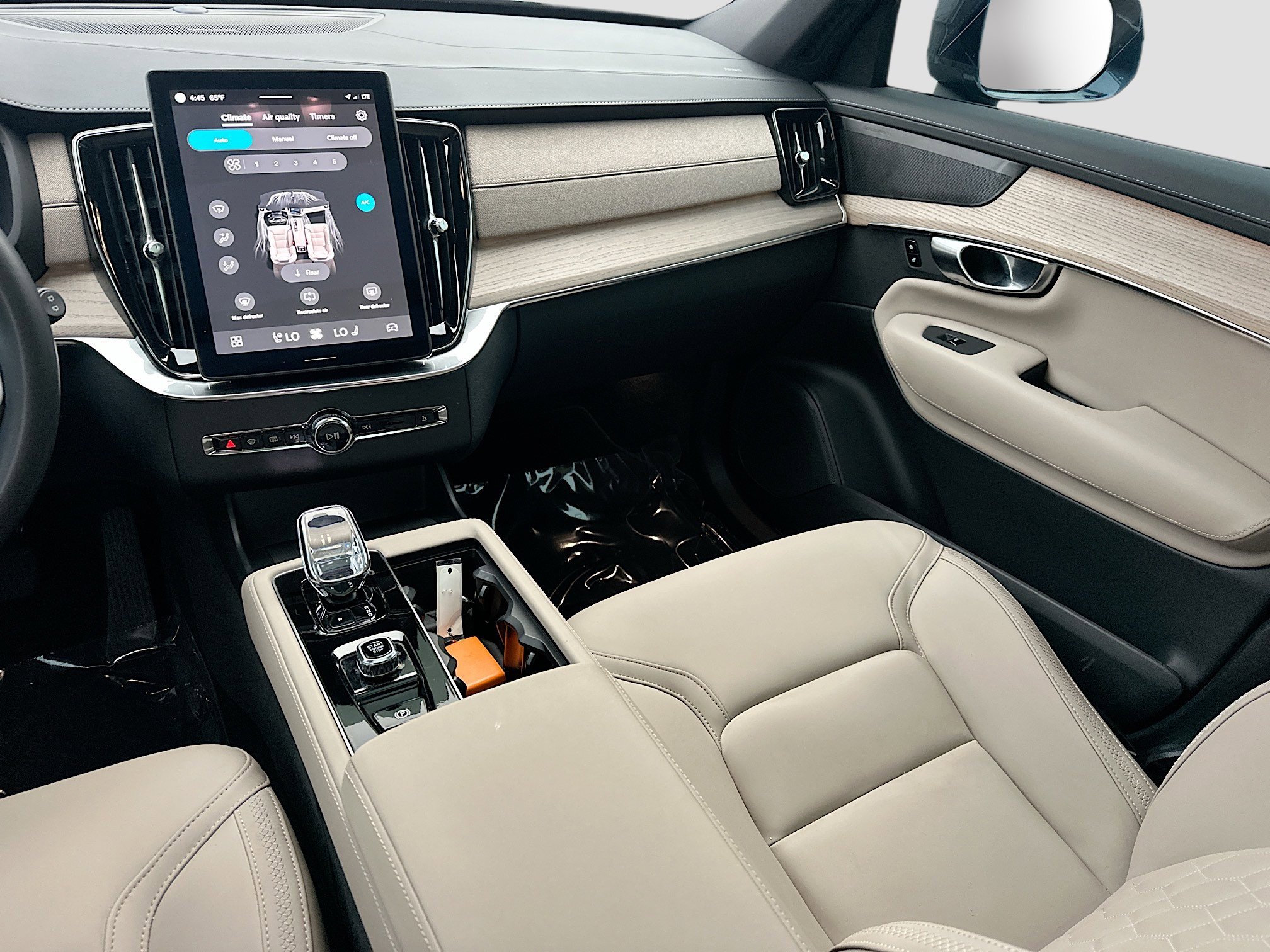 Used 2025 Volvo XC90 B5 Plus w/ Protection Package Premier image 24