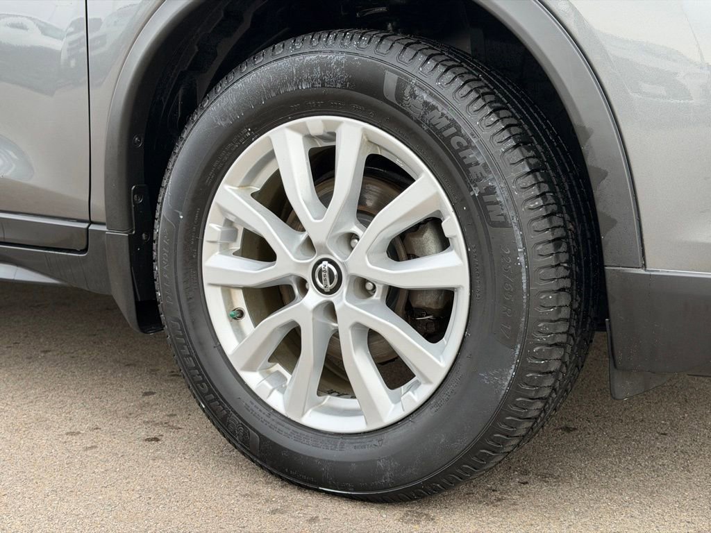 Used 2018 Nissan Rogue SV w/ Sun & Sound Touring Package image 23