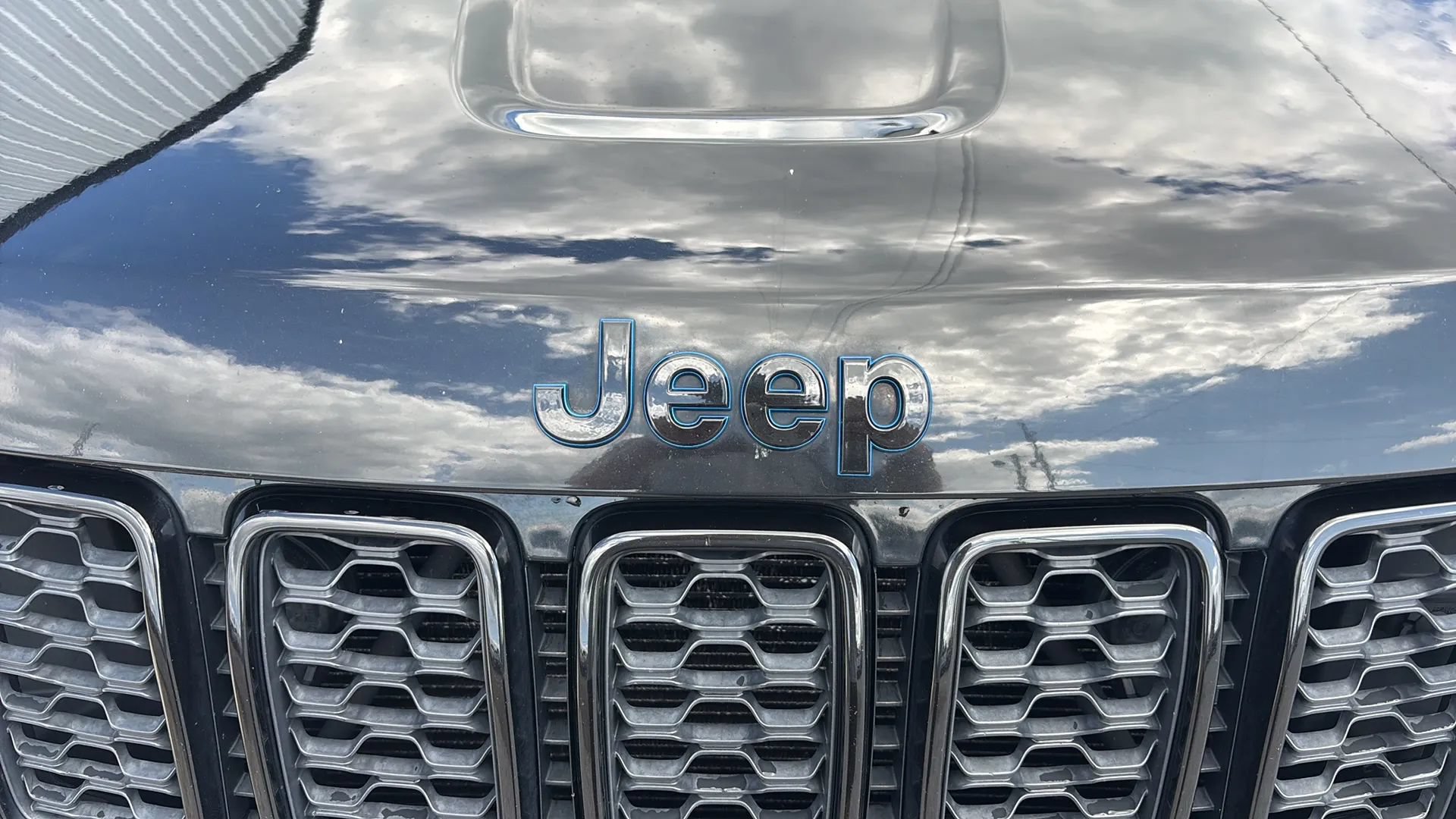 Used 2019 Jeep Grand Cherokee Laredo AWD/4WD image 12