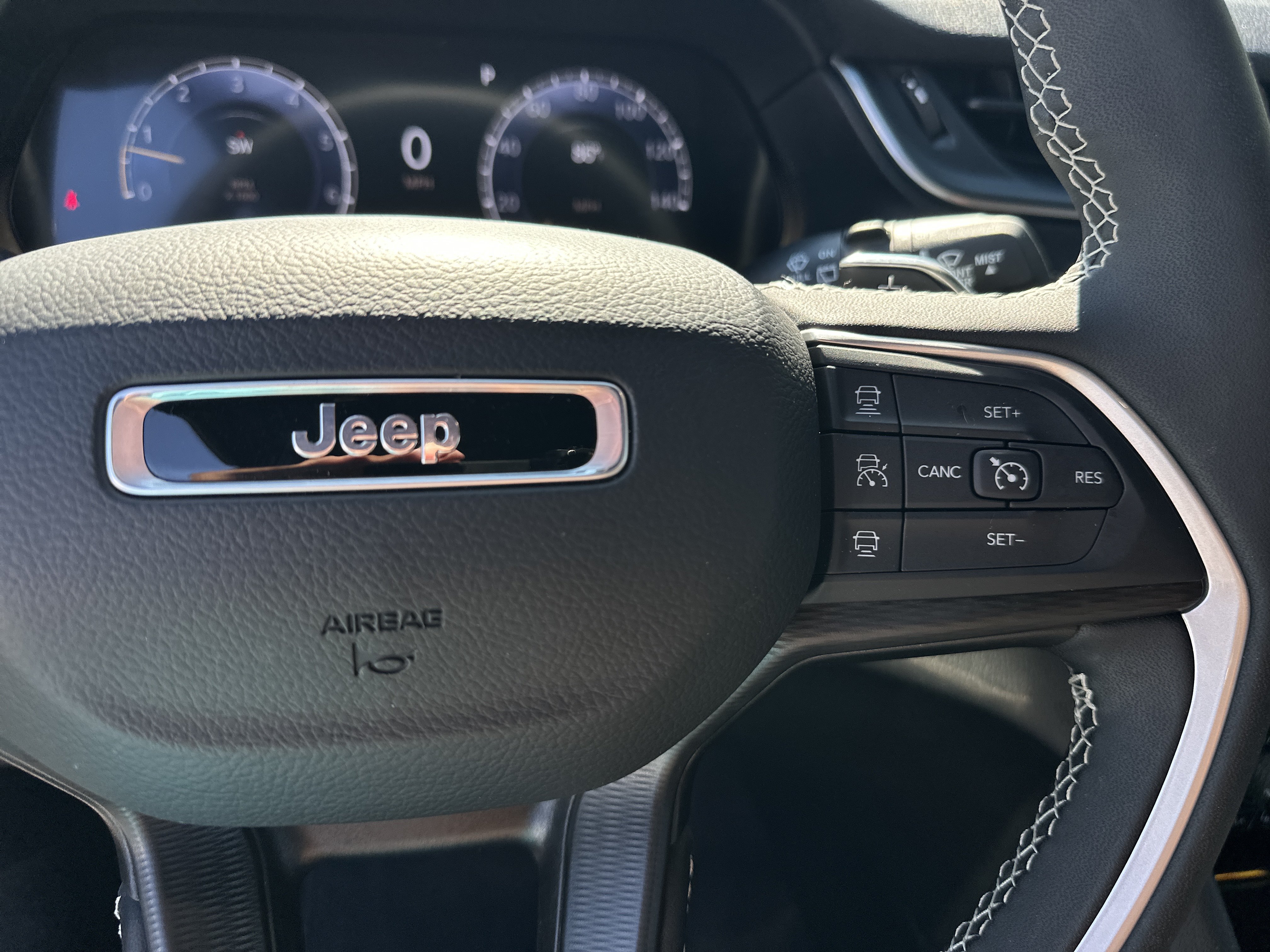Used 2025 Jeep Grand Cherokee Laredo w/ Luxury Tech Group I RWD image 27