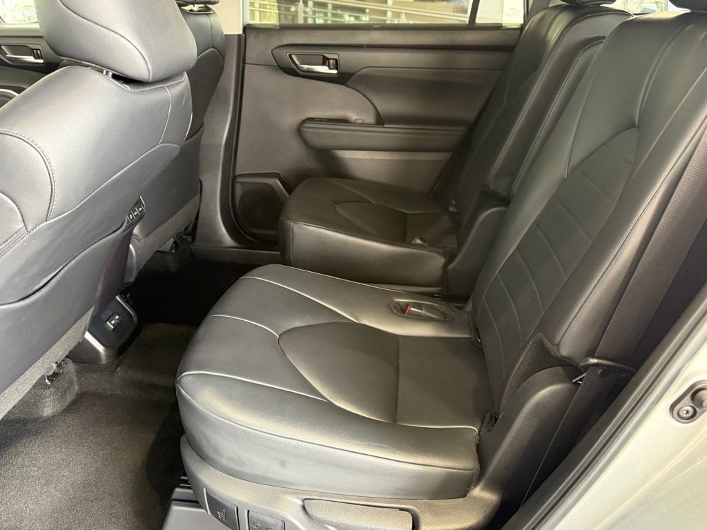 Used 2024 Toyota Highlander XLE AWD/4WD image 35