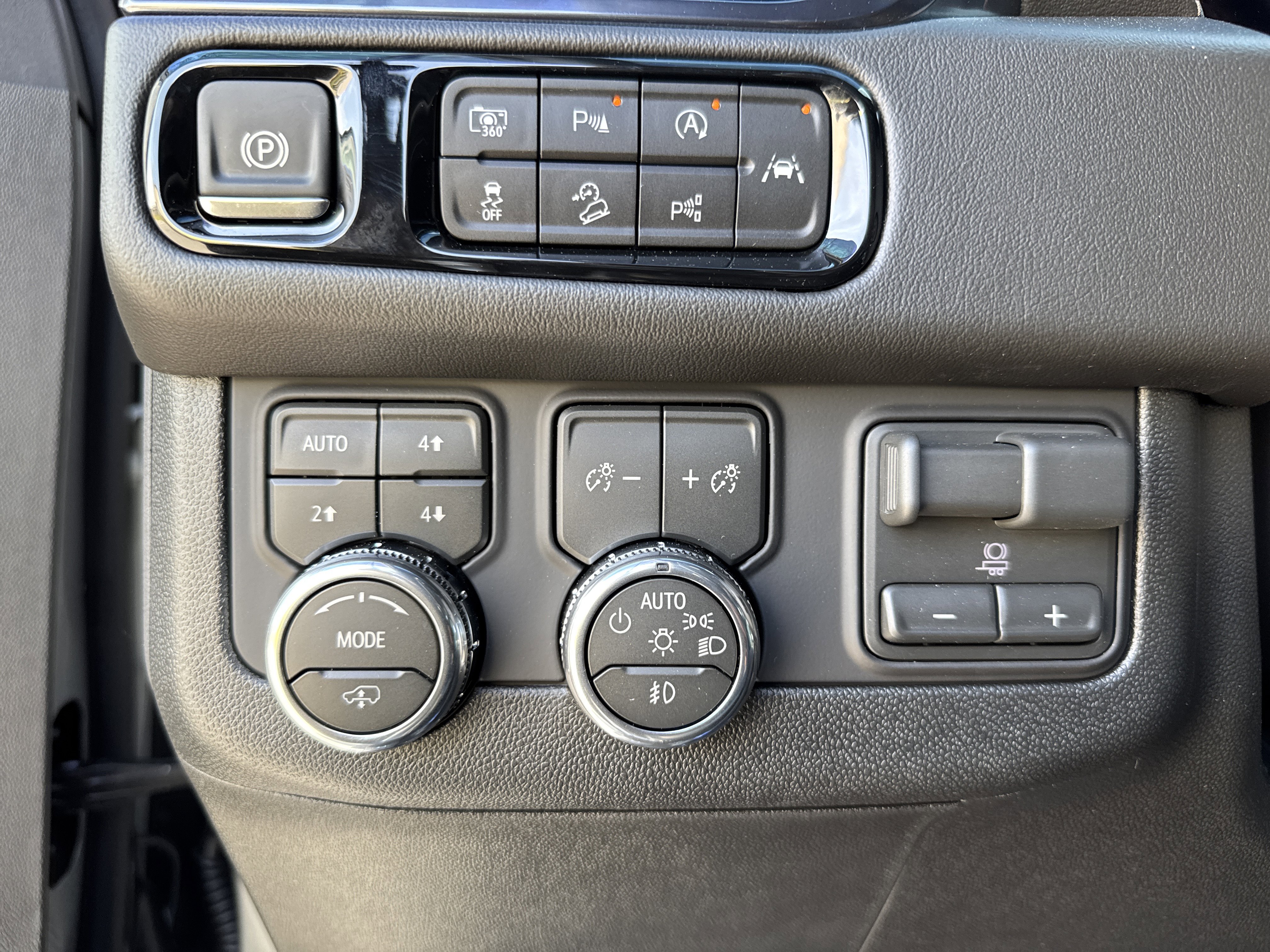 New 2026 GMC Yukon XL AT4 w/ AT4 Premium Plus Package image 18