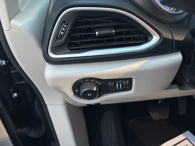 Used 2023 Chrysler Pacifica Touring-L image 19